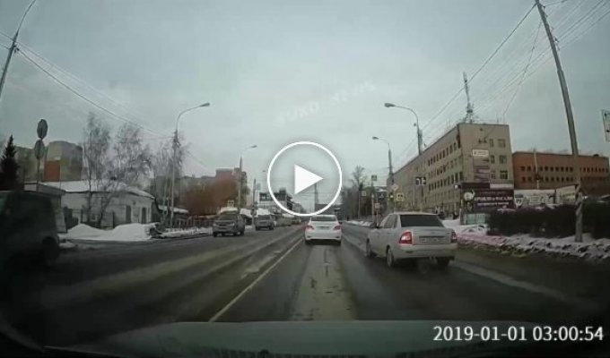 Теряя тапки: с территории СИЗО в Омске сбежал мужчина и попал на камеры видеорегистратора