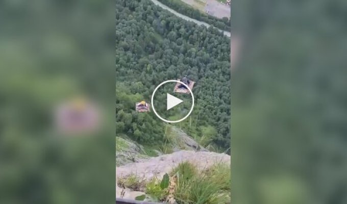 «Ковер-самолет, не подведи!»: безумный спуск экстремалов с горы