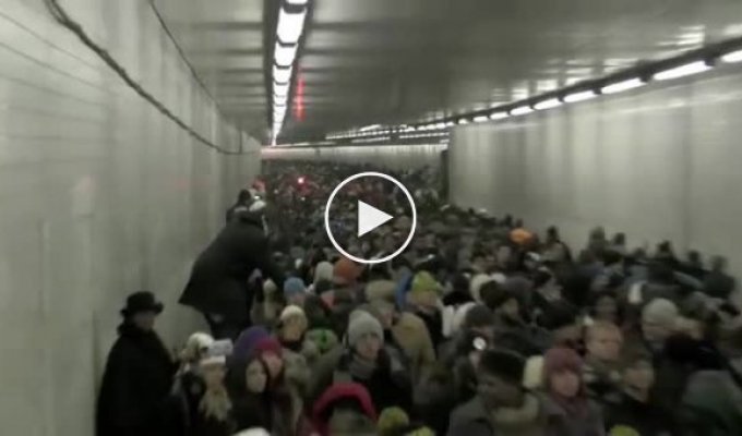 Тысячи людей в тоннеле поют хором
