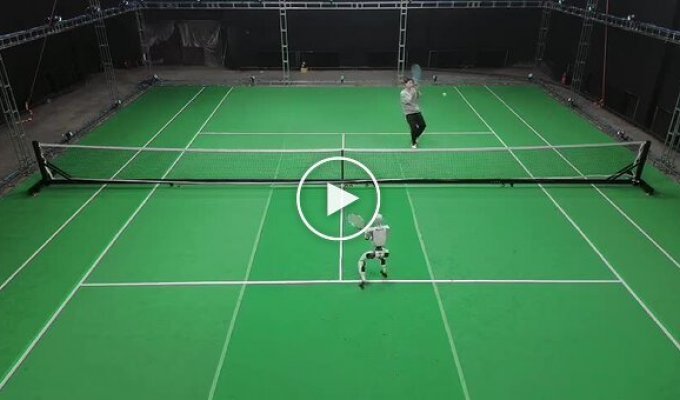 Китайці навчили робота грати в теніс