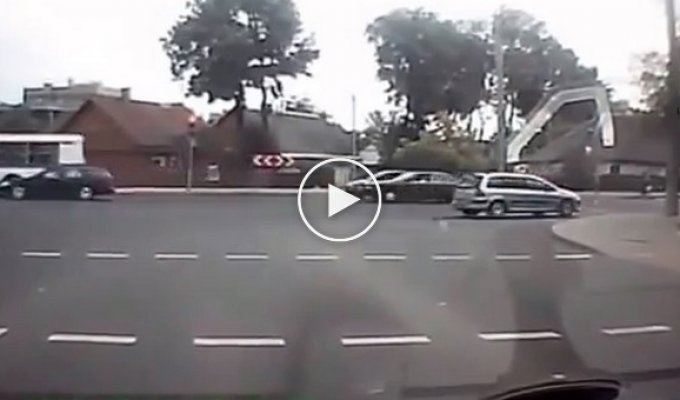 Жестокая авария с мотоциклистом на перекресте