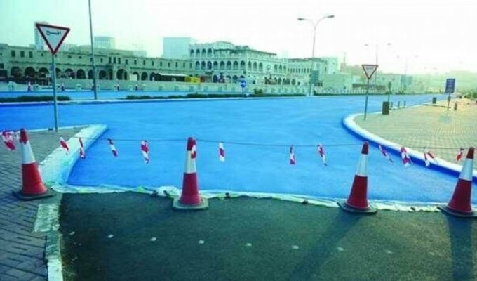 В Катаре начали красить дороги в голубой (4 фото)