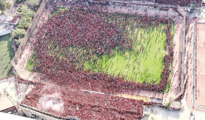 Фанаты сорвали открытую тренировку египетского футбольного клуба «Аль-Ахли» (5 фото)