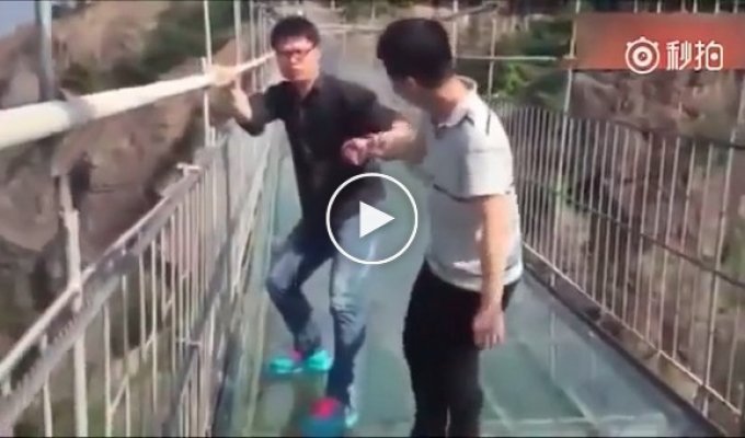 Перепуганные туристы едва справляются со страхом перед высотой на стеклянном мосту в Китае