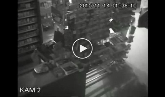 В Кирове пьяная девушка укутанная в простынь 15 часа грабила магазин