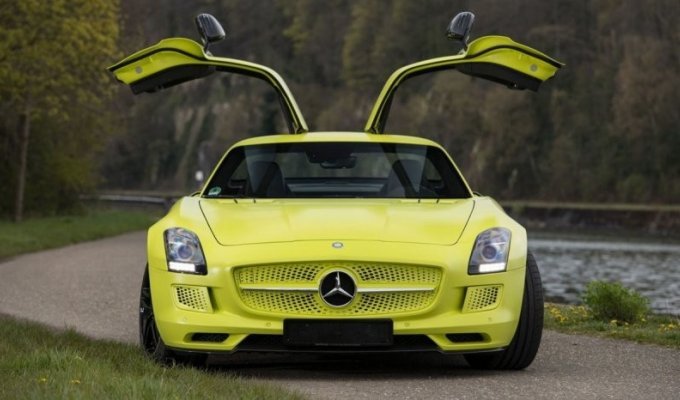 Редчайший электросуперкар Mercedes-Benz SLS хотят продать за миллион евро (9 фото)