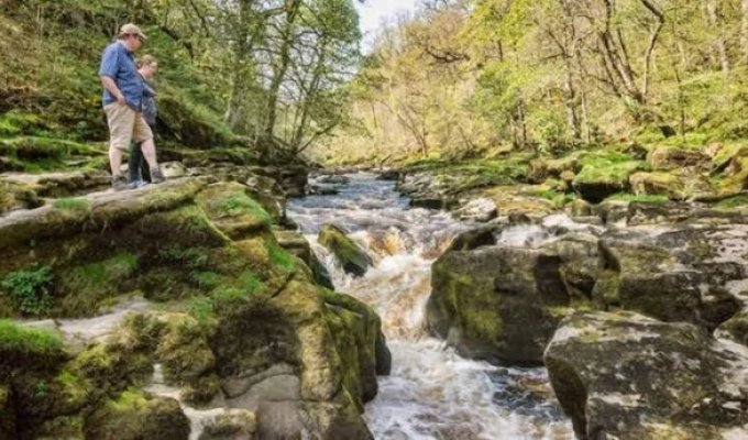 The Chilling Secrets of the Bolton Strid: Britain’s Deadliest Waterway (10 Photos)