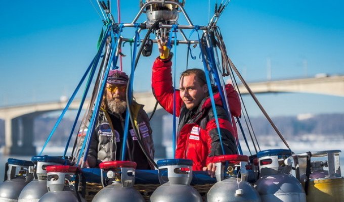 Русский путешественник собирается поставить новый рекорд по полету вокруг света на воздушном шаре (9 фото)