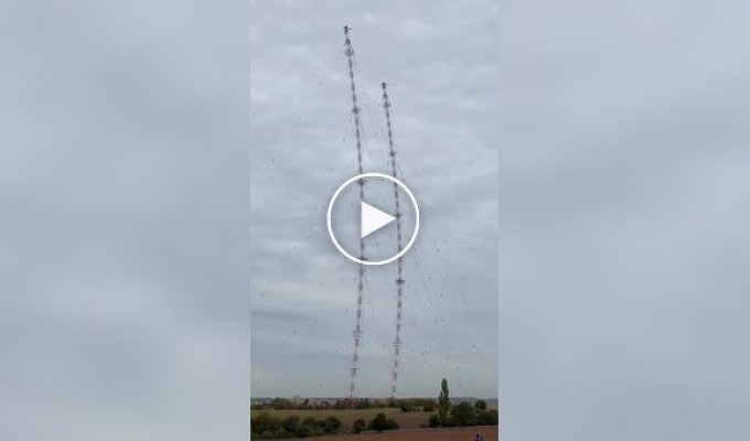 Как складываются 355-метровые радиомачты