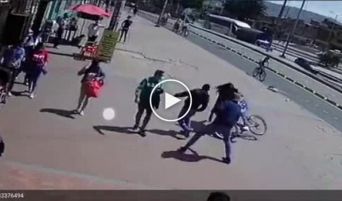 Девушка лишила грабителя куртки и велосипеда