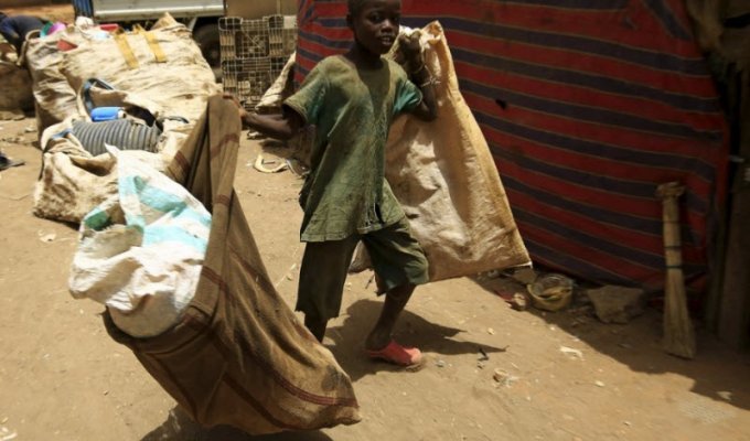 Переработка мусора в Судане (16 фото)