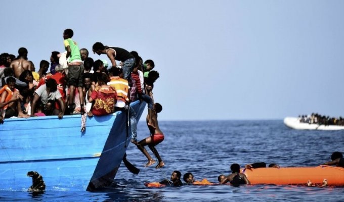 Береговую охрану Греции обвиняют в гибели мигрантов (9 фото + 1 видео)