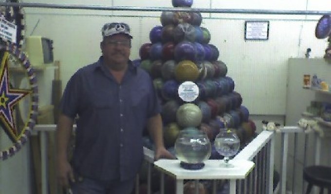Монумент из шаров для боулинга (3 фото)