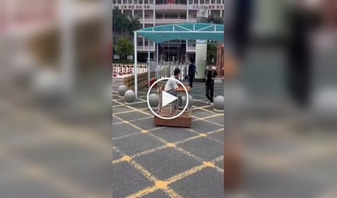 Китайские школьники собрали «ездовую» парту для передвижения по городу
