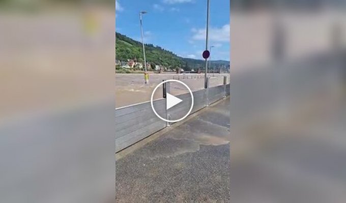 Mobile protective wall during flooding in Heidelberg, Germany