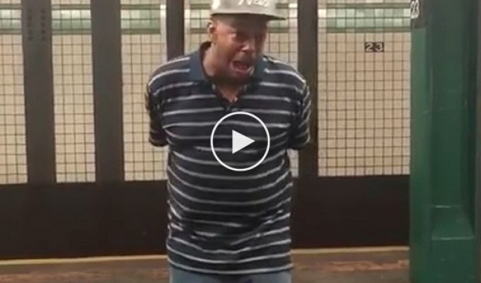 Невероятно талантливый уличный музыкант расстрогал пассажиров метрополитена