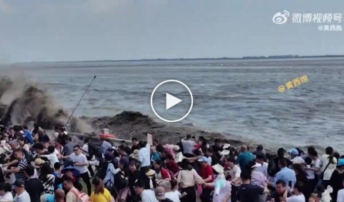 Wave hits curious tourists in China