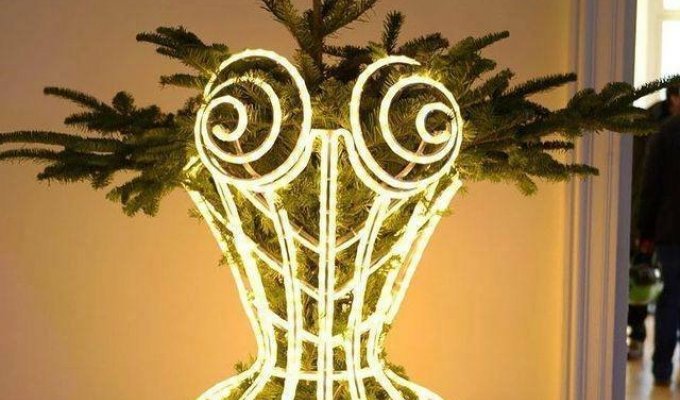 Jean-Paul Gaultier presented an unusual Christmas tree (2 photos)
