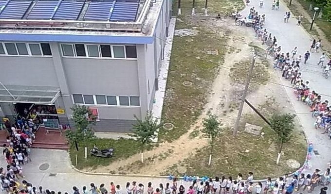 Китайские студенты идут в душ (6 фото)