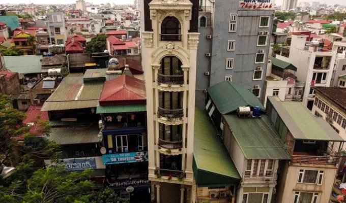 Why the Vietnamese they build houses 2 meters wide and 12 stories high (16 photos)