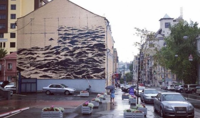 Волнующееся Черное море на стене трехэтажки в Киеве (4 фото)
