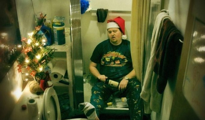 Смешные и чудовищно неловкие рождественские фотографии одиноких людей (28 фото)