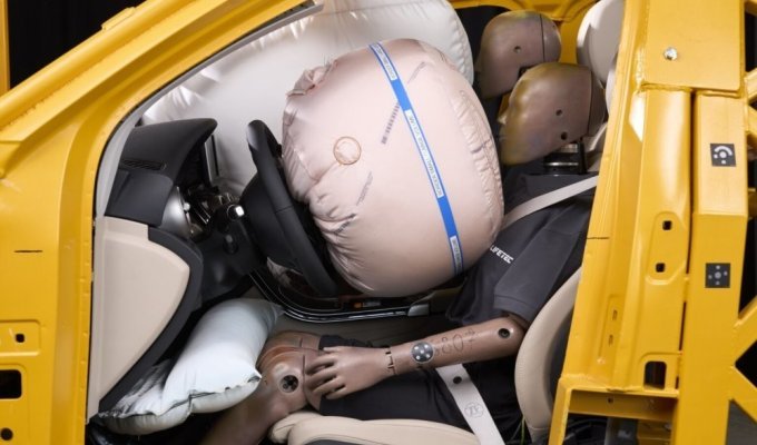 In Germany they proposed removing the airbag from the center of the steering wheel (3 photos)