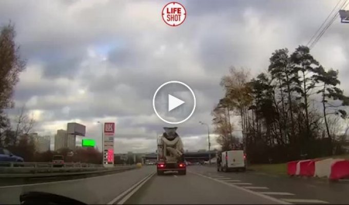 Видео обрушения балки на Рублево-Успенском шоссе