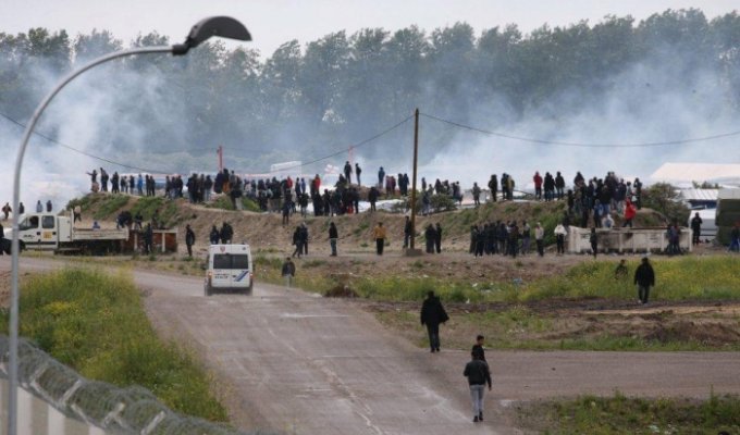 Мигранты продолжают штурмовать французский город Кале (6 фото)