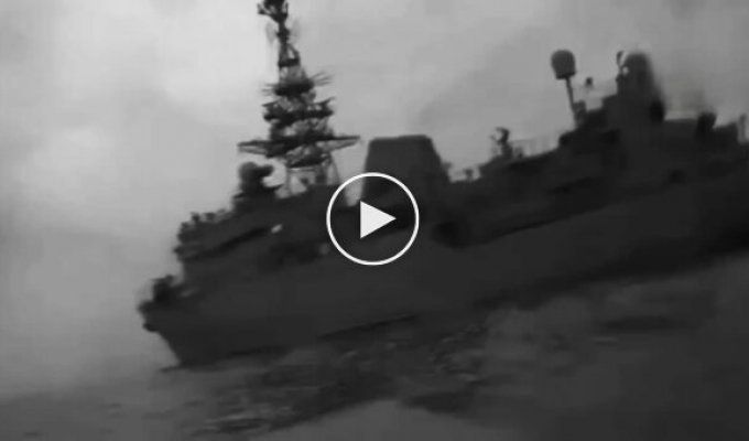 Нарезка применения бойцами ГУР Украины надводных дронов-камикадзе в Черном море