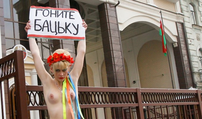 Свеженький белорусский моно-митинг от FEMEN: Гоните Бацьку! (6 фото)