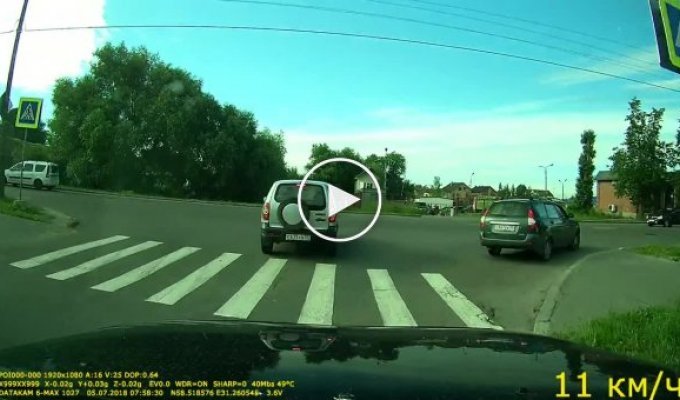 Мотоциклист с пассажиром столкнулись с поворачивающей Ладой в Великом Новгороде