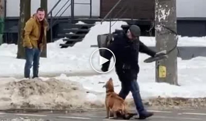 Пьяный мужчина специально натравливает свою собаку на прохожих