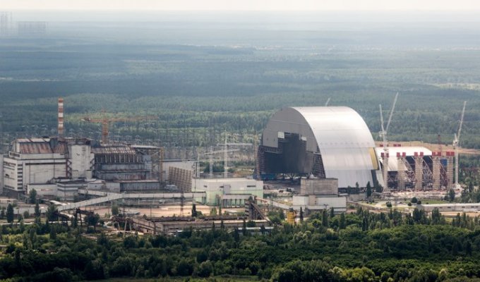 На Чернобыльской АЭС устанавливают новый саркофаг. Что происходит