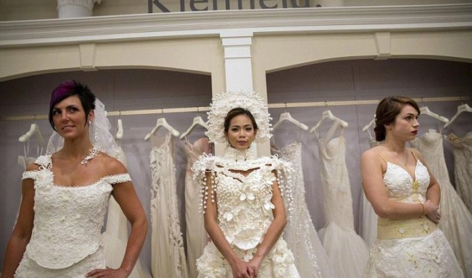 Дизайнеры соревнуются в создании потрясающих свадебных платьев из… туалетной бумаги (29 фото)
