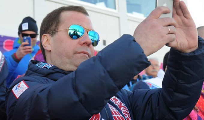 Хакеры продают содержимое трех iPhone Дмитрия Медведева за $115 000 (5 фото)