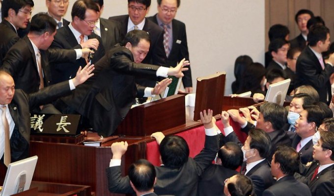 Слезоточивый газ в парламенте Южной Кореи (17 фото)