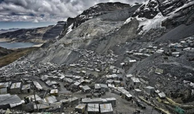 Без воздуха и логики: как 50 000 человек живут на высоте Эльбруса (17 фото)