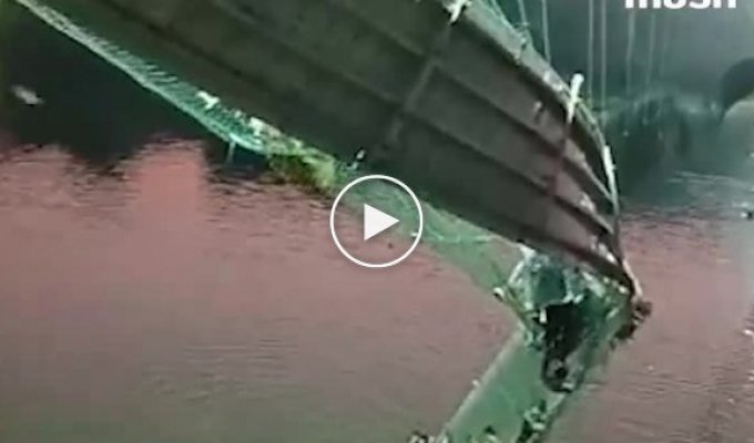 В Индии рухнул вантовый мост, на котором находились сотни людей