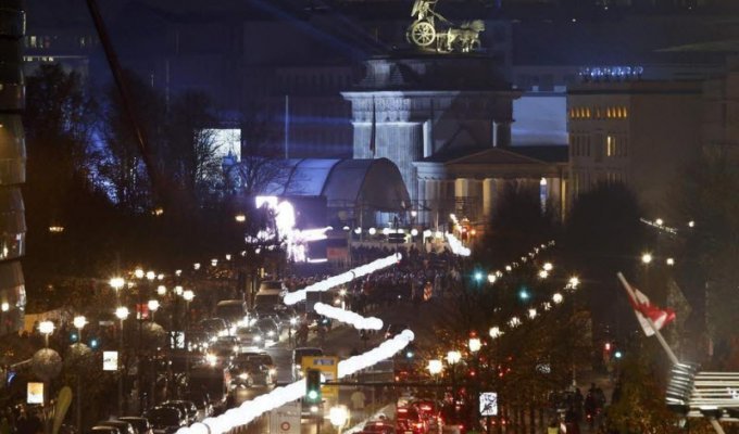 В столице Германии отмечают 25-ти летний юбилей падения Берлинской стены (18 фото)