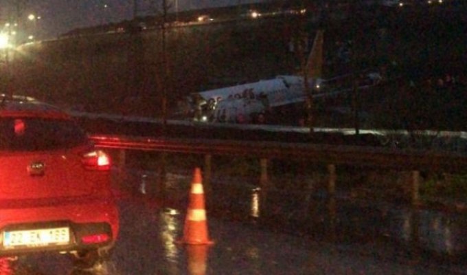 В Стамбуле потерпел крушение самолет (2 фото + 2 видео)