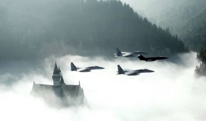 Прогресс наступает на пятки: легендарные кадры, где будущее бесцеремонно ворвалось в прошлое (7 фото)