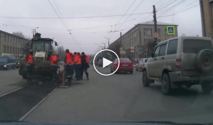 Эпичная схватка дорожных рабочих в Смоленске