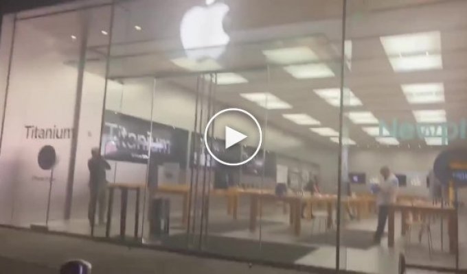 Мародеры в Филадельфии опустошили магазин Apple