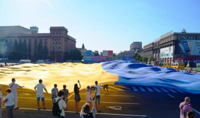 В Днепре развернули государственный флаг Украины площадью 2000 400 квадратных метров