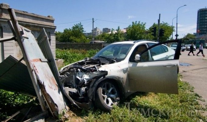 Авария BMW X6 на перекрестке с пожарной машиной (11 фото + видео)