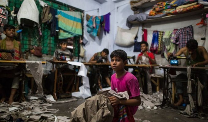 Завод по пошиву одежды в Бангладеш с детьми в качестве швей (7 фото)