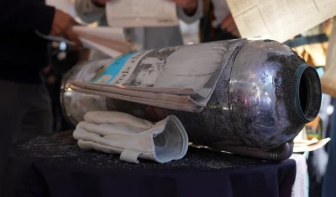 Not Touched for About 120 Years: Woman Finds Ancient "Time Capsule" in River (1 photo + 1 video)