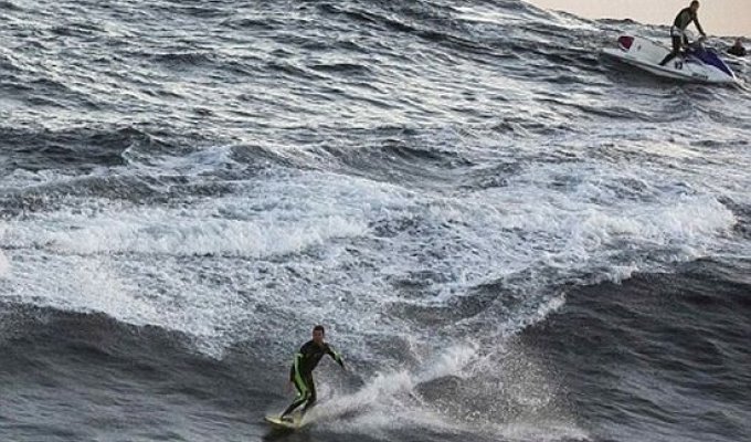 Сёрфинг на гигантской волне (3 фото)