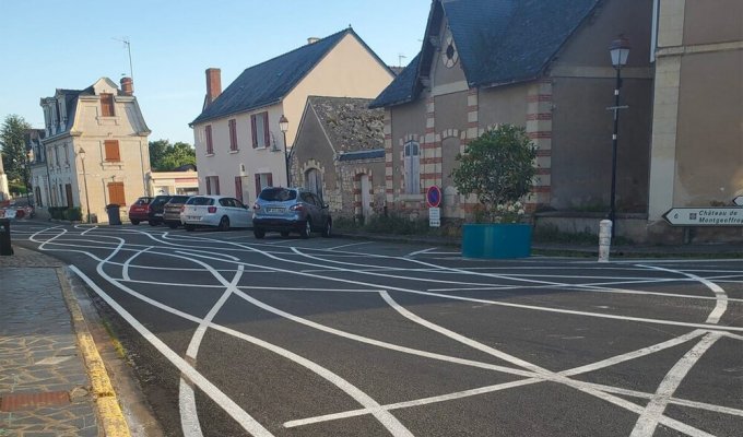 У маленькому французькому містечку нанесли заплутану розмітку, щоб водії не перевищували швидкість (2 фото)